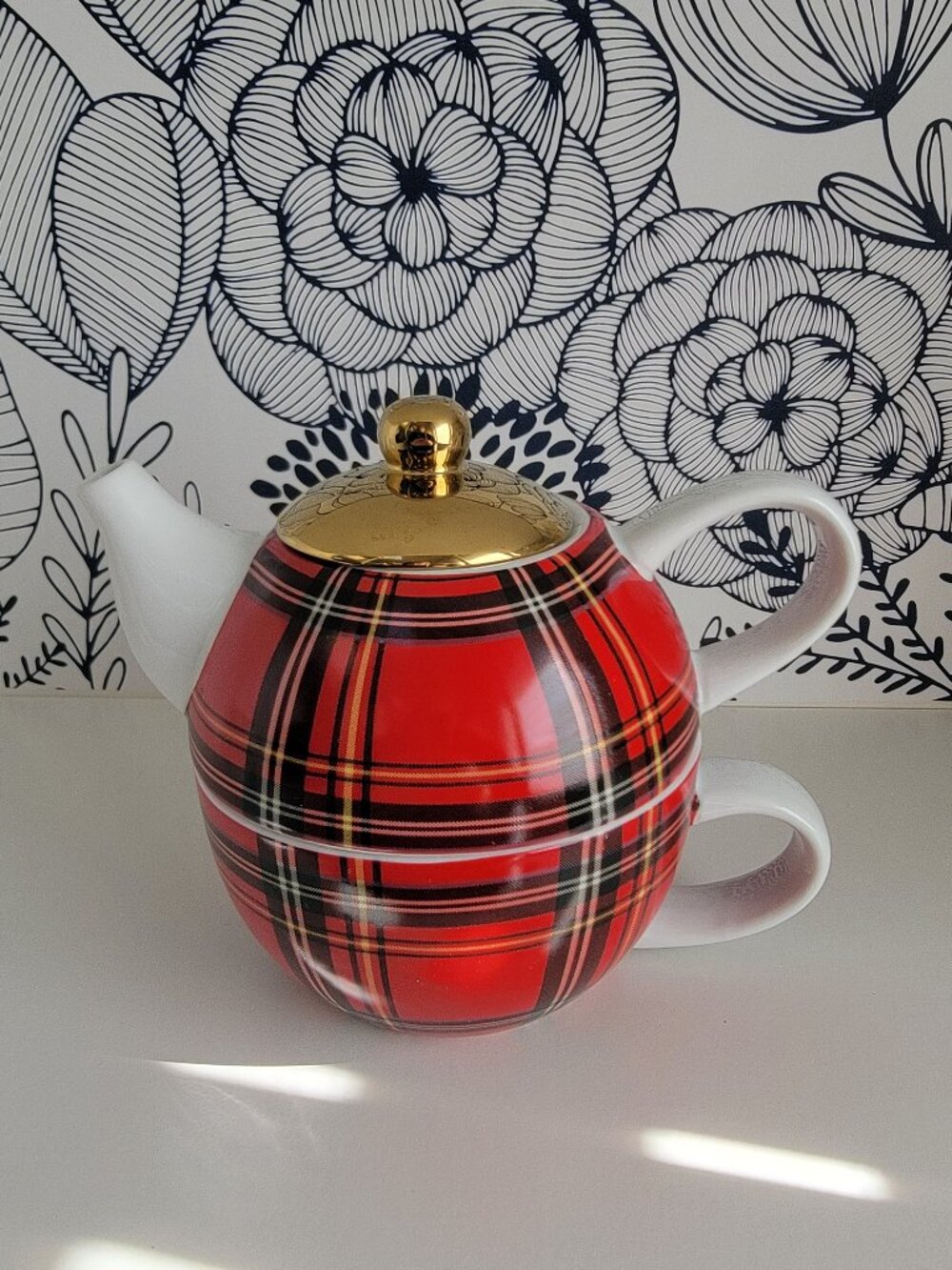 Christmas red plaid nesting teapot cup & saucer, EUC